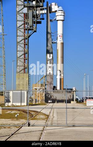 Base aérienne de Cap Canaveral, en Floride, aux États-Unis. Le 4 décembre 2019. Du nouveau Boeing CST-100 Starliner est maintenant connecté à l'United Launch Alliance (ULA) fusée Atlas V qui lancera la sonde sur son premier essai en vol de la Station spatiale internationale. Le décollage à partir de l'espace complexe de lancement-41 à Cap Canaveral Air Force Station est prévue pour le 17 décembre. Crédit photo Julian Poireau / Alamy Live News Banque D'Images