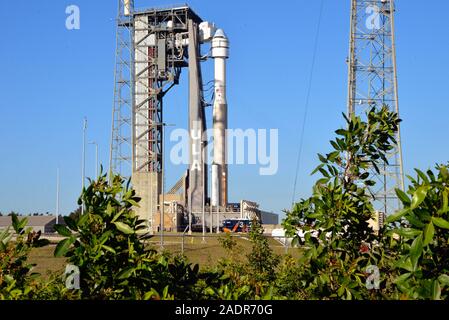 Base aérienne de Cap Canaveral, en Floride, aux États-Unis. Le 4 décembre 2019. Du nouveau Boeing CST-100 Starliner est maintenant connecté à l'United Launch Alliance (ULA) fusée Atlas V qui lancera la sonde sur son premier essai en vol de la Station spatiale internationale. Le décollage à partir de l'espace complexe de lancement-41 à Cap Canaveral Air Force Station est prévue pour le 17 décembre. Crédit photo Julian Poireau / Alamy Live News Banque D'Images