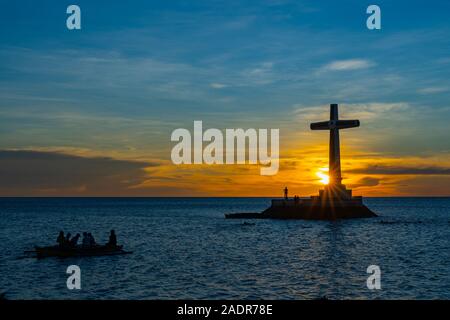 Coucher de soleil avec pare-soleil étoiles au cimetière en contrebas,camiguin Island,Mindanao aux Philippines, Banque D'Images