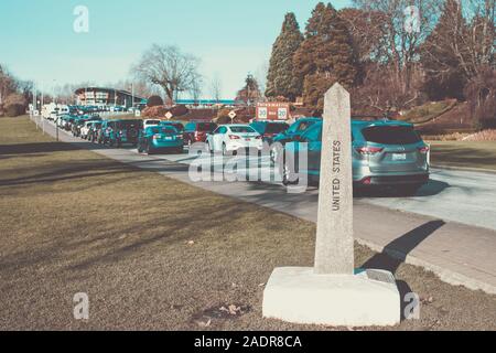 Blaine (Washington) - Nov 27, 2019 : Le passage de la frontière entre le Canada et les États-Unis à Blaine (Washington) et Surrey en Colombie-Britannique. Voitures à attendre en ligne pour entrer au Canada Banque D'Images