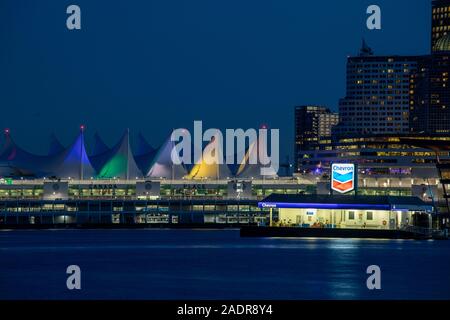 Vancouver, Colombie-Britannique - Nov 28, 2019 : Vancouver, Colombie-Britannique - Nov 28, 2019 : station essence Chevron à Coal Harbour View de Stanley Park Banque D'Images