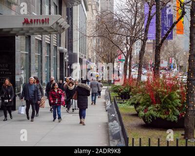 Shoppers sur le magnifique Mle, Michigan Avenue, Chicago, Illinois. Banque D'Images