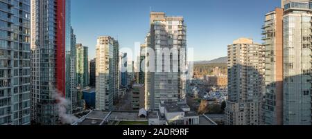 Vancouver, Colombie-Britannique - Dec 3, 2019 : Panorama de la ville de Vancouver ou avec d'énormes lunettes gratte-ciel Banque D'Images