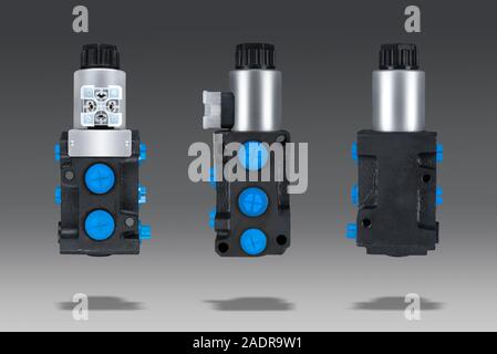Distributeur hydraulique électrique du tracteur sur fond gris isolé avec ombre Banque D'Images