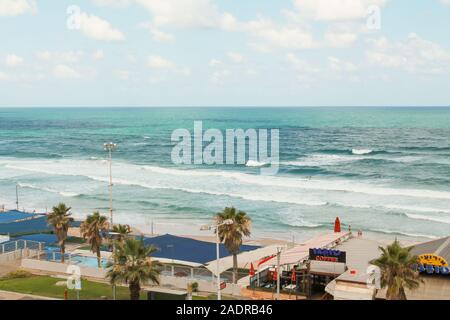 Mer à Bat Yam, Israël. Les vagues sur la mer déchaînée bleu. Littoral méditerranéen. Un voyage photo Banque D'Images