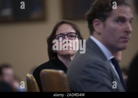 Washington, District de Columbia, Etats-Unis. 9Th Jul 2019. Des experts en droit constitutionnel Noah Feldman, de l'Université de Harvard, Pamela Karlan, de l'Université de Stanford, regarder un écran comme ils témoignent devant le United States House Committee on the Judiciary sur la colline du Capitole à Washington, DC, États-Unis, le mercredi 4 décembre 2019. Credit : Stefani Reynolds/CNP/ZUMA/Alamy Fil Live News Banque D'Images