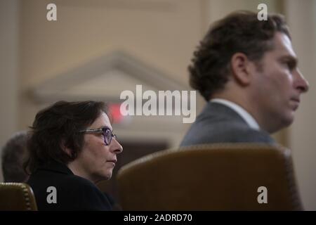 Washington, District de Columbia, Etats-Unis. 9Th Jul 2019. Des experts en droit constitutionnel Noah Feldman, de l'Université de Harvard, Pamela Karlan, de l'Université de Stanford, Michael Gerhardt, de l'Université de Caroline du Nord, et Jonathan Turley de la George Washington University Law School, témoigner devant le United States House Committee on the Judiciary sur la colline du Capitole à Washington, DC, États-Unis, le mercredi 4 décembre 2019. Credit : Stefani Reynolds/CNP/ZUMA/Alamy Fil Live News Banque D'Images