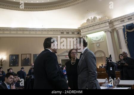 Washington, District de Columbia, Etats-Unis. 9Th Jul 2019. Des experts en droit constitutionnel Noah Feldman, de l'Université de Harvard, Pamela Karlan, de l'Université de Stanford, et Jonathan Turley de la George Washington University Law School, parler au cours d'une pause dans le United States House Committee on the Judiciary audition sur la colline du Capitole à Washington, DC, États-Unis, le mercredi 4 décembre 2019. Credit : Stefani Reynolds/CNP/ZUMA/Alamy Fil Live News Banque D'Images