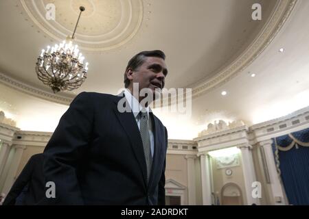 Washington, District de Columbia, Etats-Unis. 9Th Jul 2019. Expert en droit constitutionnel Jonathan Turley de la George Washington University Law School, avec Noah Feldman, de l'Université de Harvard, Pamela Karlan, de l'Université de Stanford, et Michael Gerhardt, de l'Université de Caroline du Nord, à la sortie de l'United States House Committee on the Judiciary audience pour une pause sur la colline du Capitole à Washington, DC, États-Unis, le mercredi 4 décembre 2019. Credit : Stefani Reynolds/CNP/ZUMA/Alamy Fil Live News Banque D'Images