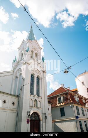 Église Notre Dame des Douleurs et rue de la vieille ville de Riga, Lettonie Banque D'Images