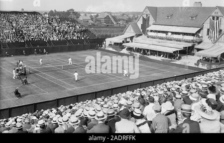 Double Champ correspondent, Forest Hills, le 29 août 1916. Peut-être la photo montre les joueurs de tennis Clarence Griffin, Bilil Johnston, Maurice McLoughlin et Ward Dawson, probablement au championnat national des États-Unis à Forest Hills, New York, en août 1916. Banque D'Images