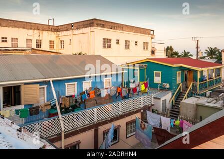 San Pedro, Ambergris Caye, Belize - 15 novembre, 2019. Une vue de la ville au coucher du soleil depuis le toit. Banque D'Images