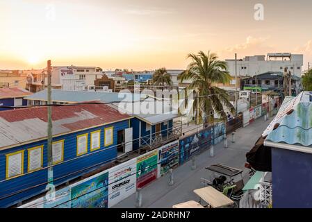 San Pedro, Ambergris Caye, Belize - 15 novembre, 2019. Une vue de la ville au coucher du soleil depuis le toit. Banque D'Images