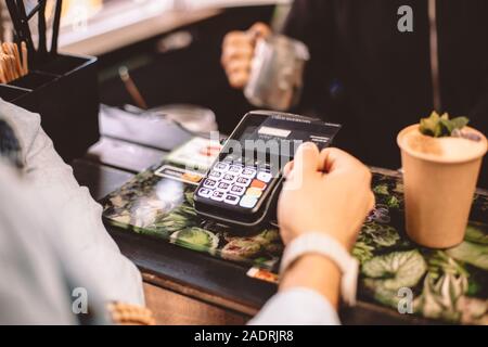 Faire de la clientèle Paiement par carte de crédit l'achat café au café Banque D'Images