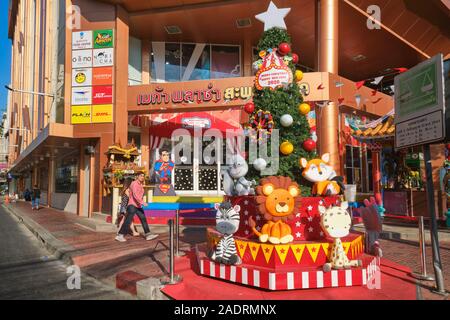 Un arbre de Noël en face de Mega Plaza (centre commercial) dans la région de Burapha, Wang, Bangkok, Thaïlande, un centre commercial spécialisé dans les jouets pour enfants Banque D'Images