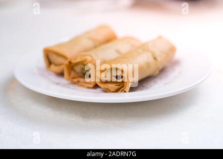 Rouleau de printemps également connu sous le nom de Egg Roll isolé sur blanc. Banque D'Images