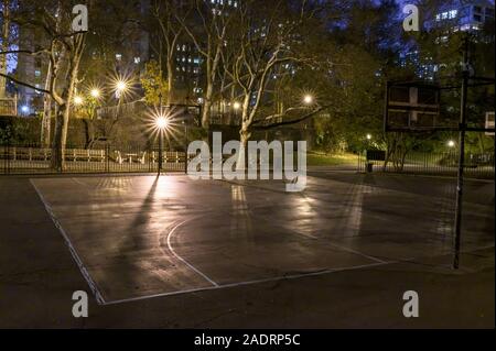 Nuit temps a d'un terrain de basket-ball dans un parc public à Manhattan, New York City Banque D'Images