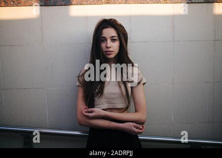 Portrait d'une femme près du mur Banque D'Images