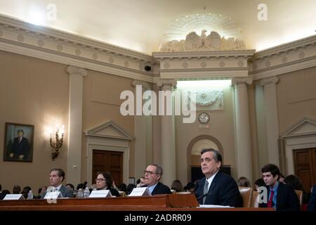 Des experts en droit constitutionnel Noah Feldman, de l'Université de Harvard, Pamela Karlan, de l'Université de Stanford, Michael Gerhardt, de l'Université de Caroline du Nord, et Jonathan Turley de la George Washington University Law School, témoigner devant le United States House Committee on the Judiciary sur la colline du Capitole à Washington, DC, États-Unis, le mercredi 4 décembre 2019. Credit : Stefani Reynolds/CNP /MediaPunch Banque D'Images