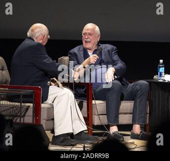 4 décembre 2019, Dallas, Texas, États-Unis : à partir de la L-R, RON DEVILLIER, retraité KERA PLAT programmeur qui a apporté les Monty Python à Dallas, Texas et centre est comédien et acteur John Cleese discuter de sa vie dans la comédie. (Crédit Image : © Hoss McBain/Zuma sur le fil) Banque D'Images