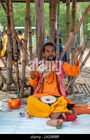 Shantiniketan / INDE - novembre 30,2019. Une chanteuse folk ( baul) effectuer à Mela. Banque D'Images