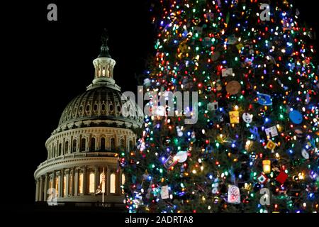 Washington, DC, USA. 9Th Jul 2019. Le Capitole Arbre de Noël est allumé sur la pelouse devant l'ouest du Capitole à Washington, DC, États-Unis, le 4 décembre 2019. Le Capitole de l'arbre de Noël est une tradition depuis 1964. Credit : Ting Shen/Xinhua/Alamy Live News Banque D'Images