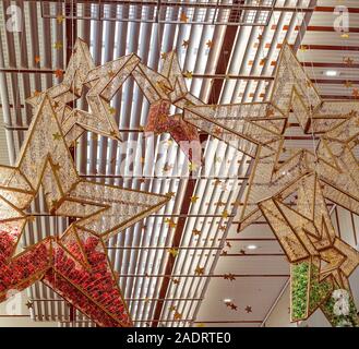 Mackay, Queensland, Australie - Novembre 2019 : de grandes décorations étoiles colorées suspendues au plafond élevé à l'intérieur du centre commercial Caneland Banque D'Images