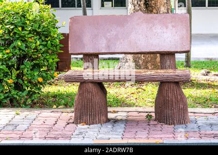 Vieux banc en bois rond dans un parc Banque D'Images