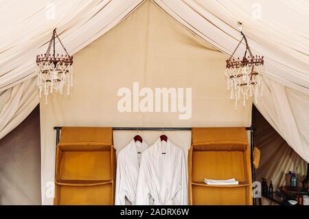 JUN 22, 2011 Serengeti, Tanzanie - camp de tentes Safari de luxe bath robe d'intérieur dans la savane du Serengeti Grumeti game drive réserve forestière - Maidstone Banque D'Images