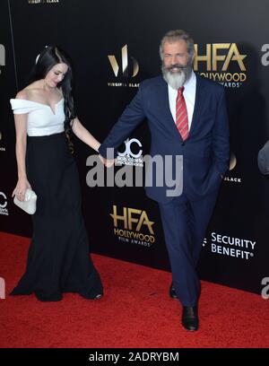 Los Angeles, CA. 6 novembre 2016 : l'acteur et réalisateur Mel Gibson et petite amie Rosalind Ross au 2016 Hollywood Film Awards au Beverly Hilton Hotel. © 2016 Paul Smith / Featureflash Banque D'Images