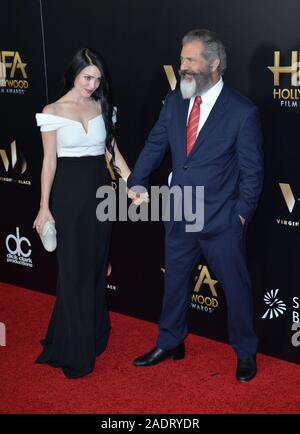 Los Angeles, CA. 6 novembre 2016 : l'acteur et réalisateur Mel Gibson et petite amie Rosalind Ross au 2016 Hollywood Film Awards au Beverly Hilton Hotel. © 2016 Paul Smith / Featureflash Banque D'Images