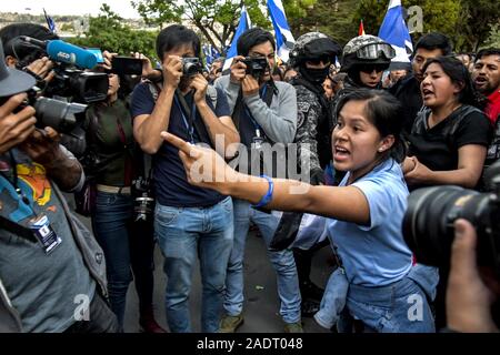 La Paz, La Paz, Bolivie. 21 Oct, 2019. Affrontements à La Paz en Bolivie. Des affrontements entre pro et anti Evo Morales les manifestants pendant les élections présidentielles compter les jours. Les manifestants ont envahi les rues en Bolivie après le décompte des votes sur l'élection présidentielle d'octobre 2019 est descendu dans la controverse au sujet d'une fraude massive de la partie MAS Evo Morales.L'opposition a accusé le gouvernement du Président Evo Morales de fraude après le comptage a été mystérieusement suspendu pendant 24 heures au cours du dépouillement des votes, tout en soulignant la nécessité d'un run-off tour Décembre Banque D'Images