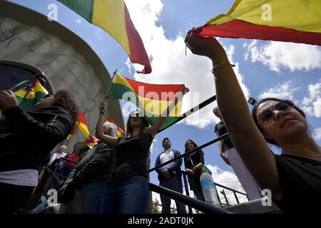 La Paz, La Paz, Bolivie. 1er novembre 2019. Affrontements à La Paz en Bolivie. Rassemblement de l'Opposition/affrontements entre pro et anti Evo Morales les manifestants pendant les élections présidentielles compter les jours. Les manifestants ont envahi les rues en Bolivie après le décompte des votes sur l'élection présidentielle d'octobre 2019 est descendu dans la controverse au sujet d'une fraude massive de la partie MAS Evo Morales.L'opposition a accusé le gouvernement du Président Evo Morales de fraude après le comptage a été mystérieusement suspendu pendant 24 heures au cours du dépouillement des votes, tout en soulignant la nécessité d'une dé Banque D'Images