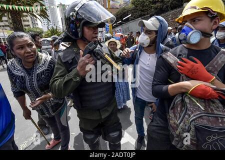La Paz, La Paz, Bolivie. 4ème Nov, 2019. Affrontements à La Paz en Bolivie. Des affrontements entre pro et anti Evo Morales les manifestants. Les manifestants ont envahi les rues en Bolivie après le décompte des votes sur l'élection présidentielle d'octobre 2019 est descendu dans la controverse au sujet d'une fraude massive de la partie MAS Evo Morales.L'opposition a accusé le gouvernement du Président Evo Morales de fraude après le comptage a été mystérieusement suspendu pendant 24 heures au cours du dépouillement des votes, tout en soulignant la nécessité d'un run-off Décembre tour entre le titulaire et son plus proche rival, Carlo Banque D'Images