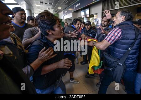 La Paz, La Paz, Bolivie. 4ème Nov, 2019. Affrontements à La Paz en Bolivie. Des affrontements entre pro et anti Evo Morales manifestants . Les manifestants ont envahi les rues en Bolivie après le décompte des votes sur l'élection présidentielle d'octobre 2019 est descendu dans la controverse au sujet d'une fraude massive de la partie MAS Evo Morales.L'opposition a accusé le gouvernement du Président Evo Morales de fraude après le comptage a été mystérieusement suspendu pendant 24 heures au cours du dépouillement des votes, tout en soulignant la nécessité d'un run-off Décembre tour entre le titulaire et son plus proche rival, Carl Banque D'Images