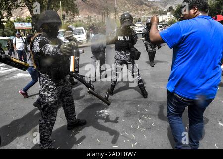 La Paz, La Paz, Bolivie. 4ème Nov, 2019. Affrontements à La Paz en Bolivie. Des affrontements entre pro et anti Evo Morales les manifestants. Les manifestants ont envahi les rues en Bolivie après le décompte des votes sur l'élection présidentielle d'octobre 2019 est descendu dans la controverse au sujet d'une fraude massive de la partie MAS Evo Morales.L'opposition a accusé le gouvernement du Président Evo Morales de fraude après le comptage a été mystérieusement suspendu pendant 24 heures au cours du dépouillement des votes, tout en soulignant la nécessité d'un run-off Décembre tour entre le titulaire et son plus proche rival, Carlo Banque D'Images
