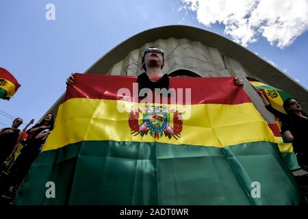 La Paz, La Paz, Bolivie. 1er novembre 2019. Affrontements à La Paz en Bolivie. Rassemblement de l'Opposition/affrontements entre pro et anti Evo Morales les manifestants pendant les élections présidentielles compter les jours. Les manifestants ont envahi les rues en Bolivie après le décompte des votes sur l'élection présidentielle d'octobre 2019 est descendu dans la controverse au sujet d'une fraude massive de la partie MAS Evo Morales.L'opposition a accusé le gouvernement du Président Evo Morales de fraude après le comptage a été mystérieusement suspendu pendant 24 heures au cours du dépouillement des votes, tout en soulignant la nécessité d'une dé Banque D'Images