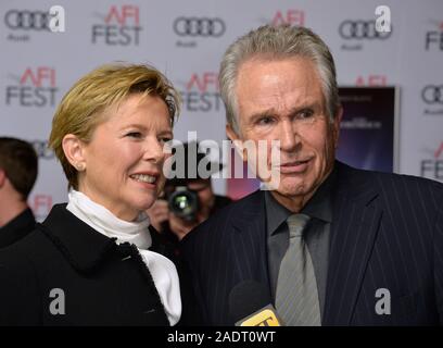 LOS ANGELES, CA. 10 novembre 2016 : l'acteur et réalisateur Warren Beatty et Annette Bening actrice femme pour premiere de 'règles ne s'appliquent pas à l'Théâtre chinois de Grauman © 2016 Paul Smith / Featureflash Banque D'Images