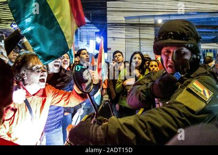 La Paz, La Paz, Bolivie. 22 octobre, 2019. Affrontements à La Paz en Bolivie. Une unité de la police motorbyke Oficer pris par les manifestants antigouvernementaux près du tribunal électoral, à La Paz, Bolivie . Les manifestants ont envahi les rues en Bolivie après le décompte des votes sur l'élection présidentielle d'octobre 2019 est descendu dans la controverse au sujet d'une fraude massive de la partie MAS Evo Morales.L'opposition a accusé le gouvernement du Président Evo Morales de fraude après le comptage a été mystérieusement suspendu pendant 24 heures au cours du dépouillement des votes, tout en soulignant la nécessité d'un Décembre Banque D'Images