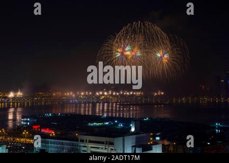 Feu d'artifice le Jour national du Qatar à Doha. Banque D'Images