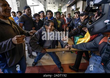 La Paz, La Paz, Bolivie. 4ème Nov, 2019. Affrontements à La Paz en Bolivie. Des affrontements entre pro et anti Evo Morales les manifestants. Les manifestants ont envahi les rues en Bolivie après le décompte des votes sur l'élection présidentielle d'octobre 2019 est descendu dans la controverse au sujet d'une fraude massive de la partie MAS Evo Morales.L'opposition a accusé le gouvernement du Président Evo Morales de fraude après le comptage a été mystérieusement suspendu pendant 24 heures au cours du dépouillement des votes, tout en soulignant la nécessité d'un run-off Décembre tour entre le titulaire et son plus proche rival, Carlo Banque D'Images