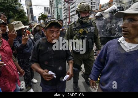 La Paz, La Paz, Bolivie. 4ème Nov, 2019. Affrontements à La Paz en Bolivie. Des affrontements entre pro et anti Evo Morales les manifestants pendant les élections présidentielles compter les jours. Les manifestants ont envahi les rues en Bolivie après le décompte des votes sur l'élection présidentielle d'octobre 2019 est descendu dans la controverse au sujet d'une fraude massive de la partie MAS Evo Morales.L'opposition a accusé le gouvernement du Président Evo Morales de fraude après le comptage a été mystérieusement suspendu pendant 24 heures au cours du dépouillement des votes, tout en soulignant la nécessité d'un run-off Décembre tour b Banque D'Images