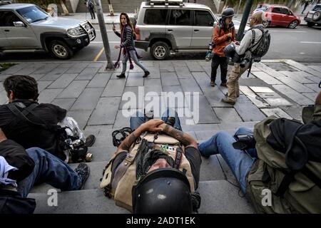 La Paz, La Paz, Bolivie. 12 Nov, 2019. Affrontements à La Paz Bolivie.Photoreporters prendre un peu de repos pendant les troubles de la bolivie près du palais présidentiel. Les manifestants ont envahi les rues en Bolivie après le décompte des votes sur l'élection présidentielle d'octobre 2019 est descendu dans la controverse au sujet d'une fraude massive de la partie MAS Evo Morales.L'opposition a accusé le gouvernement du Président Evo Morales de fraude après le comptage a été mystérieusement suspendu pendant 24 heures au cours du dépouillement des votes, tout en soulignant la nécessité d'un run-off décembre entre la ronde incumben Banque D'Images