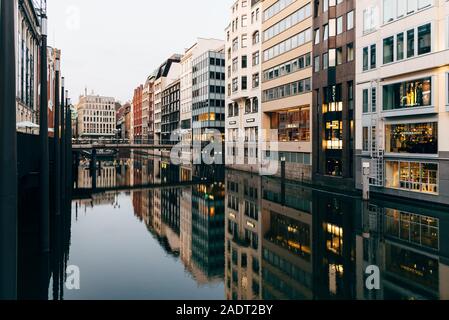 Hambourg, Allemagne - le 2 août 2019 : vue panoramique du canal de Bleichenfleet avec des boutiques de mode de luxe réflexion sur l'eau du soir Banque D'Images