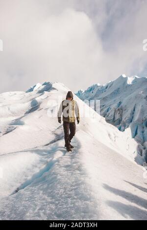 Homme explorer marche sur glacier Banque D'Images