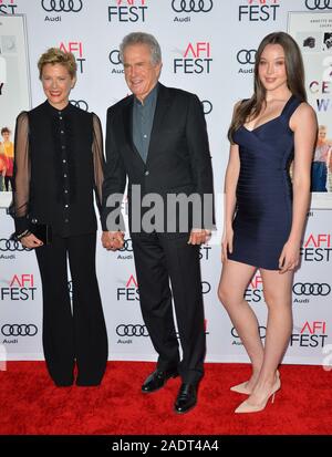 LOS ANGELES, CA. 16 novembre 2016 : l'actrice Annette Bening mari l'acteur et réalisateur Warren Beatty & fille Ella Beatty à la projection de gala pour les 'femmes' du 20ème siècle à l'Théâtre chinois de Grauman. © 2016 Paul Smith / Featureflash Banque D'Images