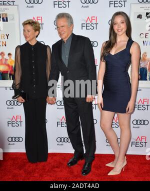 LOS ANGELES, CA. 16 novembre 2016 : l'actrice Annette Bening mari l'acteur et réalisateur Warren Beatty & fille Ella Beatty à la projection de gala pour les 'femmes' du 20ème siècle à l'Théâtre chinois de Grauman. © 2016 Paul Smith / Featureflash Banque D'Images