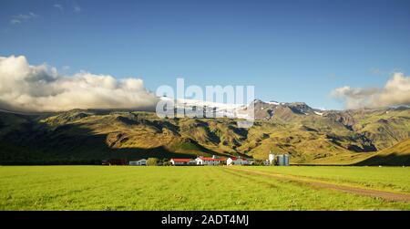 Vue panoramique sur les champs et ferme sous le volcan eyjafjallajokull dans le sud de l'Islande. Nature Paysage Banque D'Images