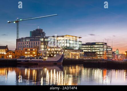 La ville de Cork, Cork, Irlande. Le 04 décembre, 2019. Une vue sur la rivière Lee avec le nouveau bâtiment carré de navigation et un certain Albert Quay après le coucher du soleil sur une journée l'hiver dans la ville de Cork, Irlande. - Crédit ; David Creedon / Alamy Live News Banque D'Images