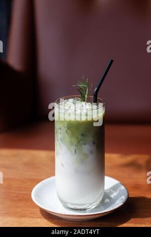 Iced matcha green tea latte, stock photo Banque D'Images